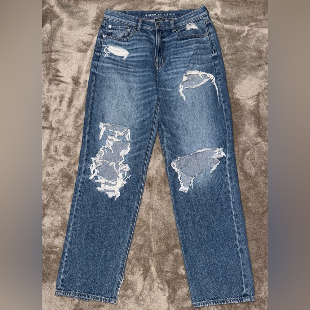 AMERICAN EAGLE Super High Waist Baggy Straight Distressed in Medium Wash Size 4